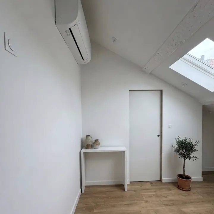 Un studio sous combles dégradé, transformé et prêt à louer